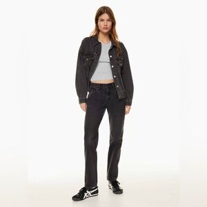 LEVI’S | Middy Straight Jean in Black